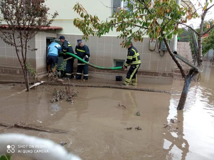 Găgăuzia, sub ape. Un autobuz care transporta copii, blocat de șuvoaie