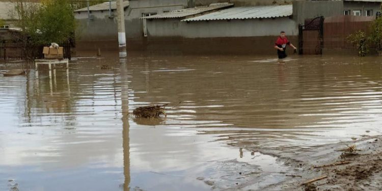 Găgăuzia, sub ape. Un autobuz care transporta copii, blocat de șuvoaie
