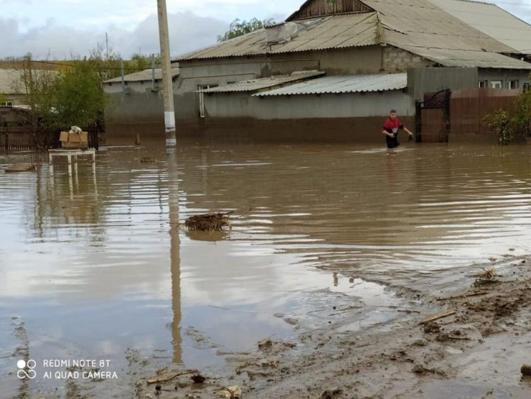 Găgăuzia, sub ape. Un autobuz care transporta copii, blocat de șuvoaie