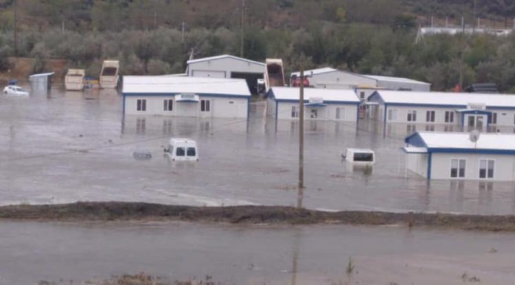 Găgăuzia, sub ape. Un autobuz care transporta copii, blocat de șuvoaie