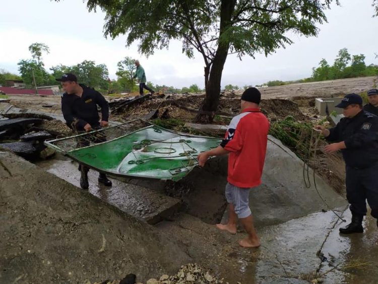 Găgăuzia, sub ape. Un autobuz care transporta copii, blocat de șuvoaie