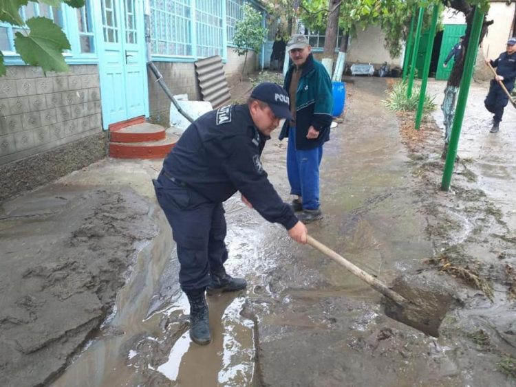 Găgăuzia, sub ape. Un autobuz care transporta copii, blocat de șuvoaie