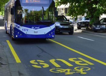 Cu scopul de a evita ambuteiajele, șoferii continuă să încalce regulile și merg pe o bandă destinată strict transportului public | VIDEO