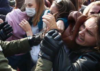 Proteste de aproape șase săptămâni. Femeile din Belarus demască polițiștii pentru a fi identificați