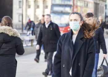 Persoanele care încalcă măsura izolării în Marea Britanie riscă o amendă de până la 10.000£