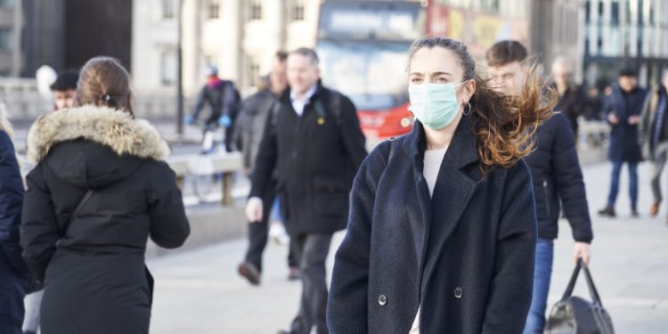 Persoanele care încalcă măsura izolării în Marea Britanie riscă o amendă de până la 10.000£