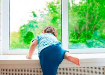 Оставленный без присмотра малыш выпал из окна второго этажа