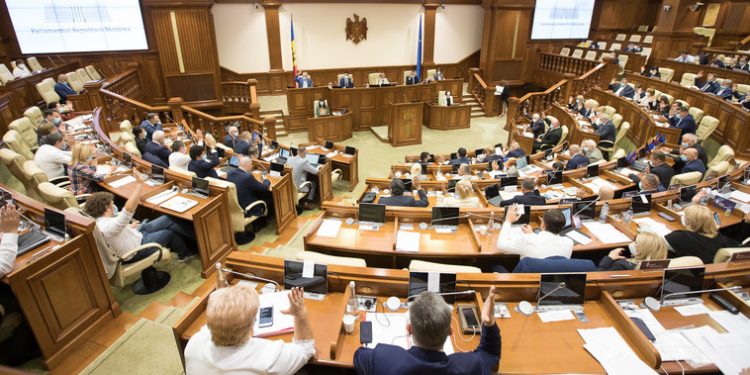 Presa: Noi cazuri de COVID-19 în rândul deputaților