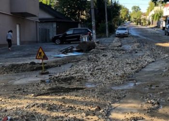 Ploaia a făcut ravagii în Chișinău: Gropi imense, mașini avariate, iar o stradă a devenit pericol pentru șoferi și pietoni | VIDEO