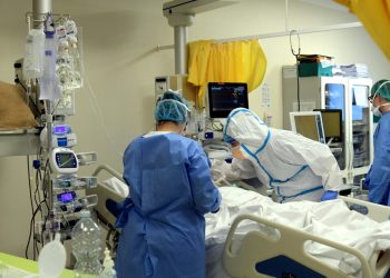 Propunerile de a dubla salariile lucrătorilor medicali, dar și de a oferi indemnizații familiilor medicilor decedați, respinse de majoritatea parlamentară | VIDEO