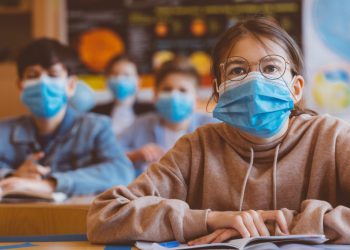 An școlar în pandemie. Câți profesori, elevi și educatori din capitală s-au infectat de la începutul anului de studii și câte grupe de copii au intrat în autoizolare
