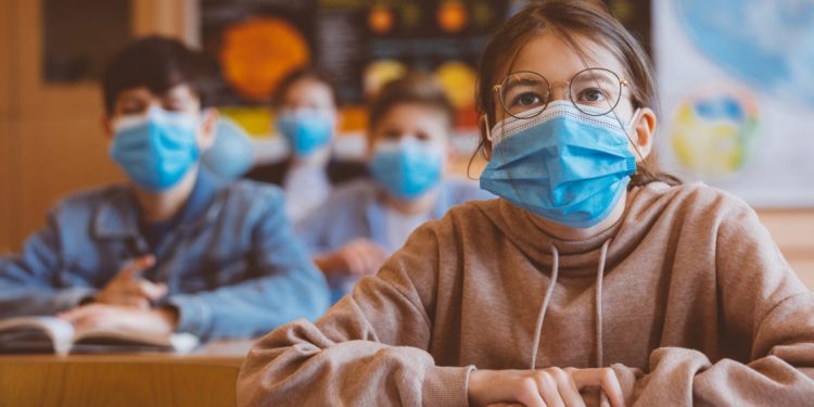 An școlar în pandemie. Câți profesori, elevi și educatori din capitală s-au infectat de la începutul anului de studii și câte grupe de copii au intrat în autoizolare