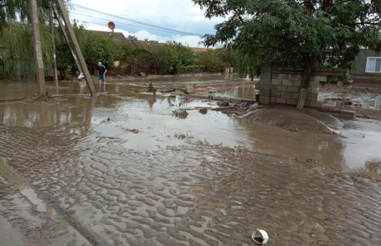 Angajații IGSU, alertați în localitățile țării. Ploile abundente inundă gospodăriile oamenilor