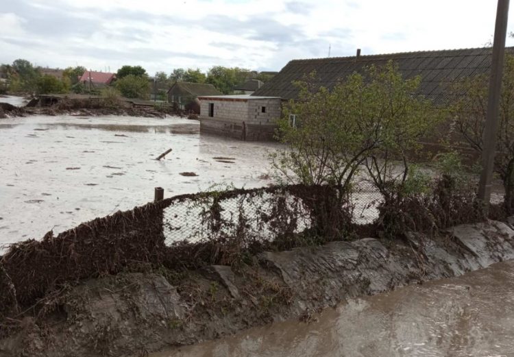 Angajații IGSU, alertați în localitățile țării. Ploile abundente inundă gospodăriile oamenilor