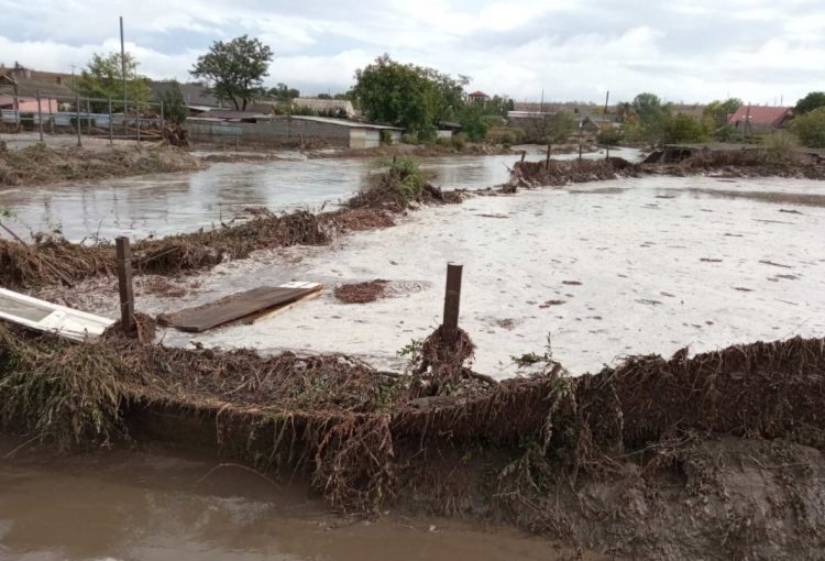 Angajații IGSU, alertați în localitățile țării. Ploile abundente inundă gospodăriile oamenilor