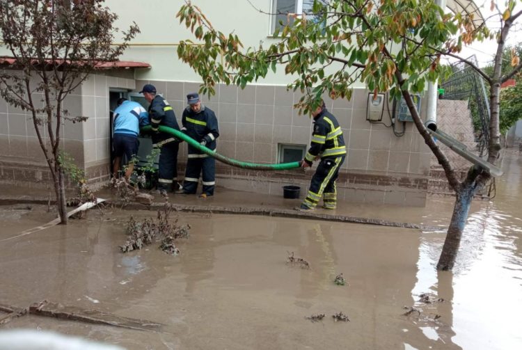 Angajații IGSU, alertați în localitățile țării. Ploile abundente inundă gospodăriile oamenilor