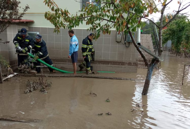 Angajații IGSU, alertați în localitățile țării. Ploile abundente inundă gospodăriile oamenilor