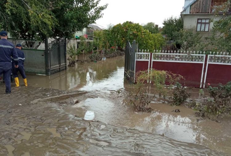 Angajații IGSU, alertați în localitățile țării. Ploile abundente inundă gospodăriile oamenilor
