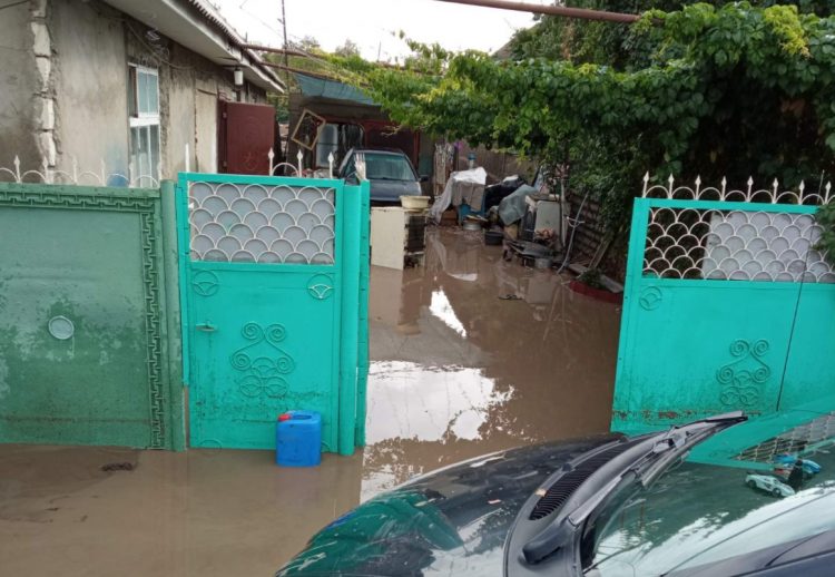 Angajații IGSU, alertați în localitățile țării. Ploile abundente inundă gospodăriile oamenilor