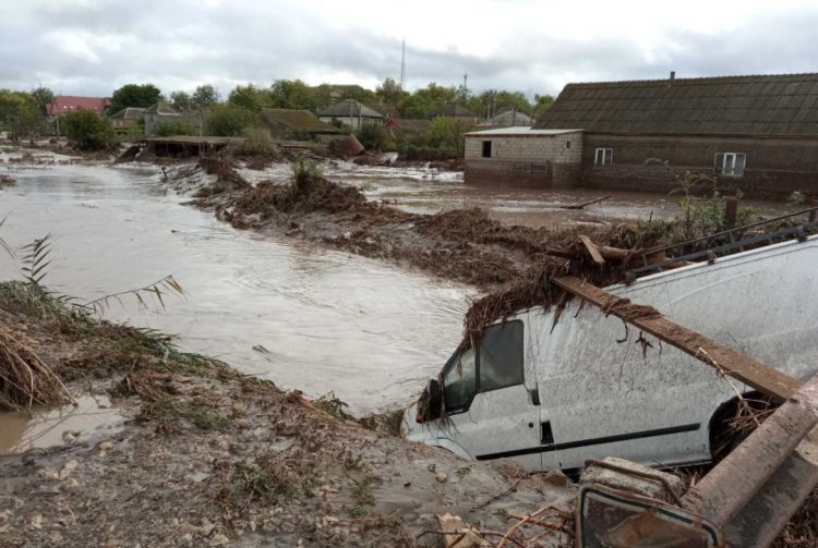 Angajații IGSU, alertați în localitățile țării. Ploile abundente inundă gospodăriile oamenilor