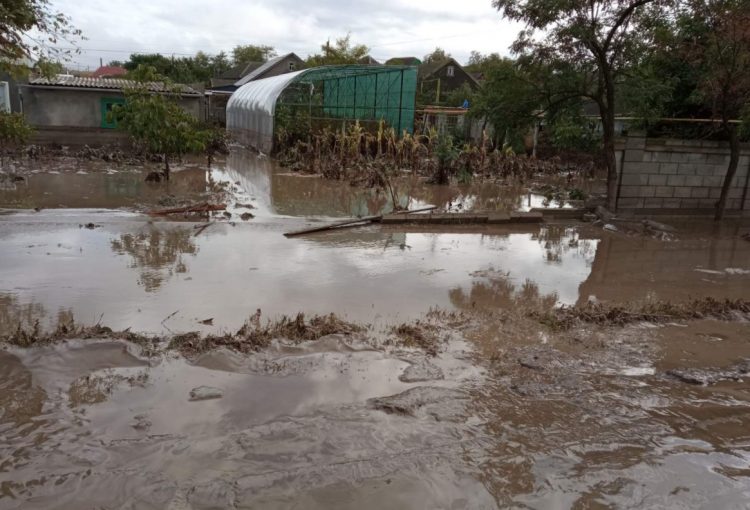 Angajații IGSU, alertați în localitățile țării. Ploile abundente inundă gospodăriile oamenilor