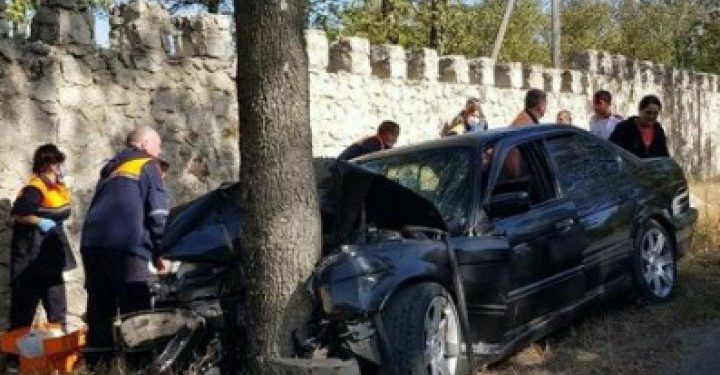 Un BMW s-a izbit într-un copac, la Orhei. Sunt victime