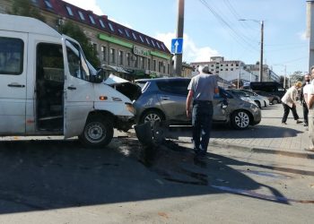 Un microbuz de pe ruta 132 s-a ciocnit violent cu un automobil. Doi pasageri, transportați la spital