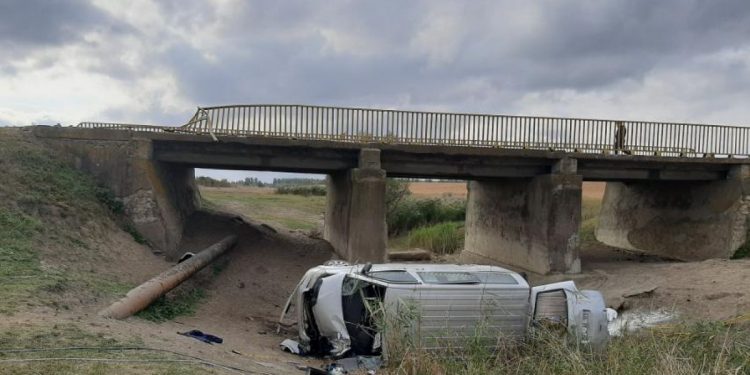 Un microbuz s-a prăbușit de pe un pod, la Ungheni. Șoferul a decedat, iar fiica sa a fost rănită