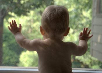 Un copil de doi anișori din Soroca a scăpat nevătămat după ce a căzut în gol de la etajul patru | VIDEO