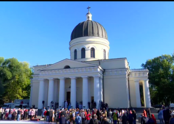 Игнорируя нормы безопасности, с иконами врачам в подарок. Сотни людей собрались в центре Кишинева отметить Храмовый праздник | VIDEO