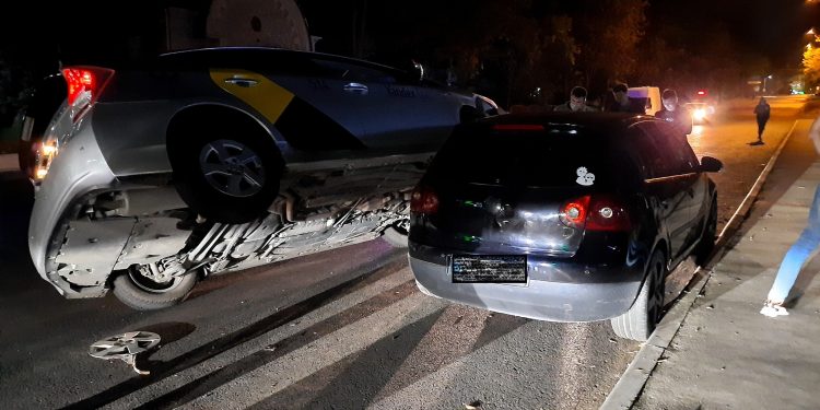 Accident nocturn în Capitală. Un taxi „a urcat” pe o mașină
