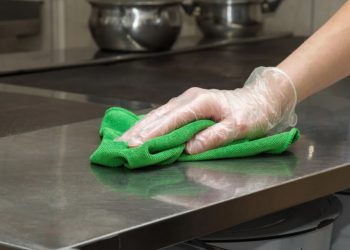 Коронавирус может „жить” на телефонах и деньгах четыре недели