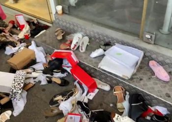 Доведенный до отчаяния хозяин магазина в Тель-Авиве выбросил товар на улицу