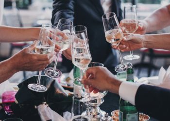 В Румынии запретили проведение свадеб и крестин по всей стране