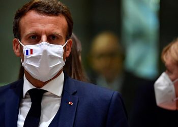 Президент Франции Эмманюэль Макрон распорядился ввести комендантский час в связи с распространением COVID