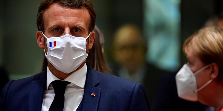 Президент Франции Эмманюэль Макрон распорядился ввести комендантский час в связи с распространением COVID