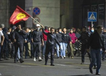 Протесты в Киргизии: Президент допустил проведение новых выборов. Люди захватили здание парламента и освободили экс-главу страны