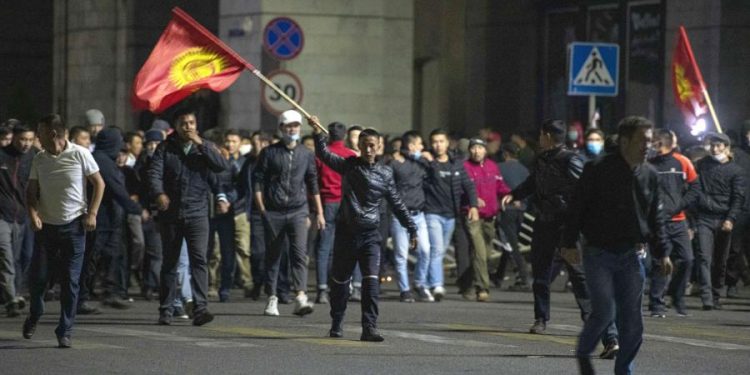 Протесты в Киргизии: Президент допустил проведение новых выборов. Люди захватили здание парламента и освободили экс-главу страны