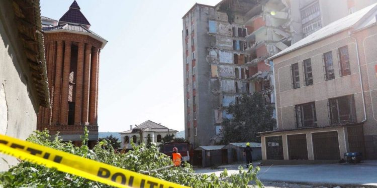 В Атаках начался снос разрушенной многоэтажки