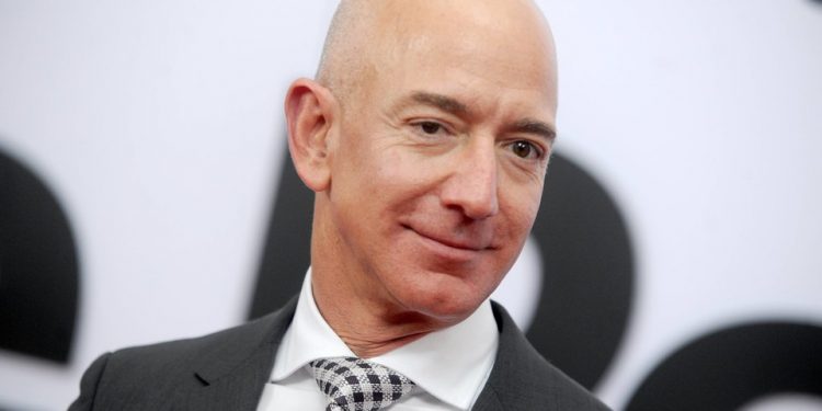 Богатейший человек мира за день потерял почти семь миллиардов долларов