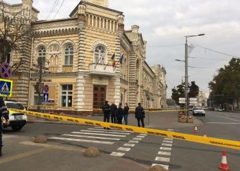 В Кишиневе неизвестный сообщил о минировании зданий примэрии и посольства Украины