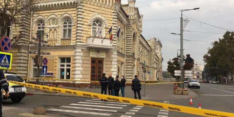 В Кишиневе неизвестный сообщил о минировании зданий примэрии и посольства Украины