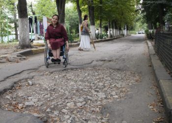 Infrastructura din capitală – inaccesibilă pentru persoanele cu nevoi speciale. A fost făcut un experiment pentru a demonstra acest lucru | VIDEO