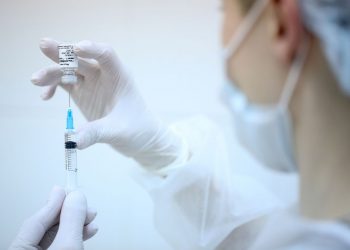 În ciuda controverselor, Rusia începe vaccinarea în masă a populaţiei cu Sputnik V