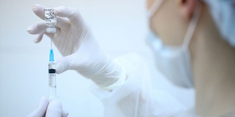 În ciuda controverselor, Rusia începe vaccinarea în masă a populaţiei cu Sputnik V