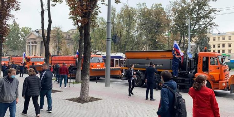 „Duble standarde” sau „campanie electorală pe banii rușilor”? Ceremonie cu fast în centrul Capitalei cu cele 5 autospeciale de deszăpezire donate de Moscova