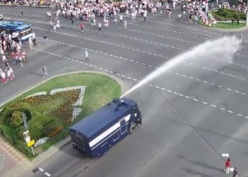 В Минске против протестующих применили водометы