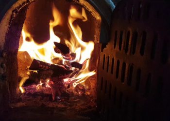 Mai multe persoane s-au intoxicat cu monoxid de carbon în urma utilizării sobelor. Recomandările IGSU pentru a evita astfel de situații