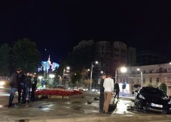 Водитель Porsche въехал в ступеньки к памятнику Штефана чел Маре