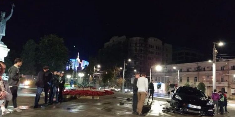 Водитель Porsche въехал в ступеньки к памятнику Штефана чел Маре